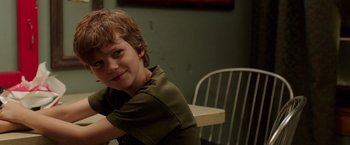 Movie still from “Lights Out” (2016), directed by David F. Sandberg – A boy sitting in front of a white chair; Close Up shot, Over the shoulder angle