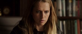 Movie still from “Lights Out” (2016), directed by David F. Sandberg – A person with long blonde hair; Close Up shot, Over the shoulder angle