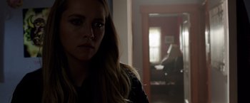 Movie still from “Lights Out” (2016), directed by David F. Sandberg – A woman in a dark room looking at the camera; Close Up shot, Over the shoulder angle