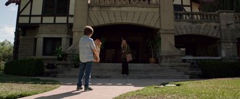 Movie still from “Lights Out” (2016), directed by David F. Sandberg – A boy and a woman are standing outside; Wide shot, Low angle