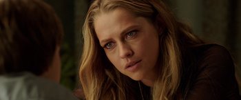 Movie still from “Lights Out” (2016), directed by David F. Sandberg – A person with long blonde hair; Close Up shot, Over the shoulder angle