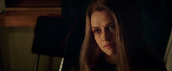 Movie still from “Lights Out” (2016), directed by David F. Sandberg – A person with long brown hair; Close Up shot, Over the shoulder angle