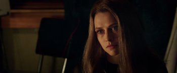 Movie still from “Lights Out” (2016), directed by David F. Sandberg – A person with long brown hair; Close Up shot, Over the shoulder angle