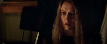 Movie still from “Lights Out” (2016), directed by David F. Sandberg – A person with long blonde hair; Close Up shot, Over the shoulder angle