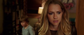 Movie still from “Lights Out” (2016), directed by David F. Sandberg – A person with long blonde hair; Close Up shot, Over the shoulder angle