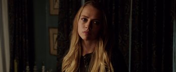 Movie still from “Lights Out” (2016), directed by David F. Sandberg – A woman with long blonde hair is looking at the camera; Close Up shot, Over the shoulder angle