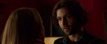 Movie still from “Lights Out” (2016), directed by David F. Sandberg – A person talking to another person; Close Up shot, Over the shoulder angle