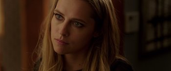 Movie still from “Lights Out” (2016), directed by David F. Sandberg – A person with long blonde hair; Close Up shot, Over the shoulder angle