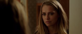 Movie still from “Lights Out” (2016), directed by David F. Sandberg – A person with long blonde hair; Close Up shot, Over the shoulder angle