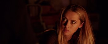 Movie still from “Lights Out” (2016), directed by David F. Sandberg – A woman with long blonde hair stares into the camera; Close Up shot, Over the shoulder angle