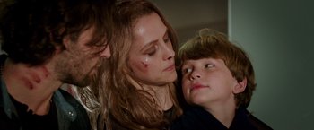 Movie still from “Lights Out” (2016), directed by David F. Sandberg – A woman and two children with blood all over their faces; Close Up shot, Over the shoulder angle