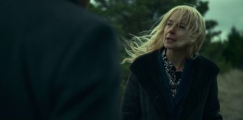 Movie still from “Lost Girls” (2020), directed by Liz Garbus – A woman with long blonde hair standing next to a man; Close Up shot, Over the shoulder angle