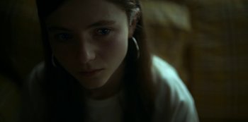 Movie still from “Lost Girls” (2020), directed by Liz Garbus – A young woman is looking into the camera; Close Up shot, High angle