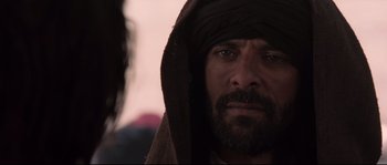 Movie still from “Kingdom of Heaven” (2005), directed by Ridley Scott – A person with a beard wearing a headscarf; Close Up shot, Over the shoulder angle