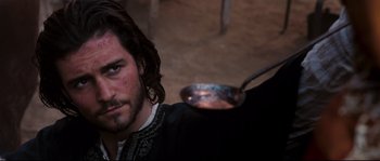 Movie still from “Kingdom of Heaven” (2005), directed by Ridley Scott – A person with a pan on the ground; Close Up shot, Over the shoulder angle