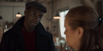 Movie still from “Lupin” (2021), created by Tigran Rosine – A man and a woman looking at one another in the mirror; Close Up shot, Over the shoulder angle