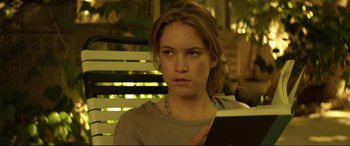 Movie still from “Magic Mike” (2012), directed by Steven Soderbergh – A woman sitting on top of a wooden bench; Close Up shot, Over the shoulder angle