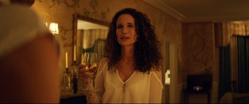 Movie still from “Magic Mike XXL” (2015), directed by Gregory Jacobs – A woman holding a glass of wine in her hand; Close Up shot, Over the shoulder angle