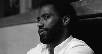 Movie still from “Malcolm & Marie” (2021), directed by Sam Levinson – A black and white photo of a man with a beard; Close Up shot, Low angle