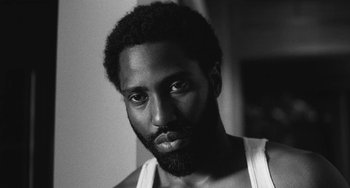 Movie still from “Malcolm & Marie” (2021), directed by Sam Levinson – A black and white photo of a man with a beard; Close Up shot, Low angle