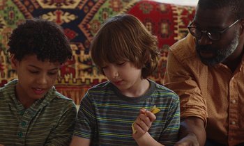 Movie still from “Marriage Story” (2019), directed by Noah Baumbach – Medium shot, Over the shoulder angle