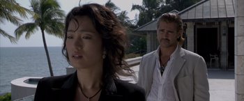 Movie still from “Miami Vice” (2006), directed by Michael Mann – A man and a woman standing next to each other on a street; Close Up shot, Over the shoulder angle