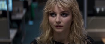 Movie still from “Last Night in Soho” (2021), directed by Edgar Wright – A person with long blonde hair; Close Up shot, Over the shoulder angle