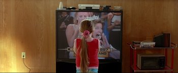 Movie still from “Little Miss Sunshine” (2006), directed by Jonathan Dayton – A little girl standing in front of a television; Medium shot, Over the shoulder angle