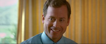 Movie still from “Little Miss Sunshine” (2006), directed by Jonathan Dayton – A person wearing a blue shirt and smiling; Close Up shot, Over the shoulder angle