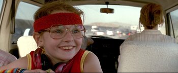 Movie still from “Little Miss Sunshine” (2006), directed by Jonathan Dayton – A woman with glasses and a red headband in a car; Close Up shot, Over the shoulder angle