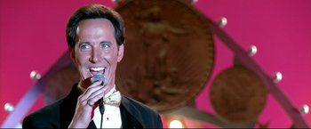 Movie still from “Little Miss Sunshine” (2006), directed by Jonathan Dayton – A man in a tuxedo is singing into a microphone; Close Up shot, Over the shoulder angle