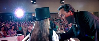 Movie still from “Little Miss Sunshine” (2006), directed by Jonathan Dayton – A man and a woman in front of an audience; Close Up shot, Over the shoulder angle