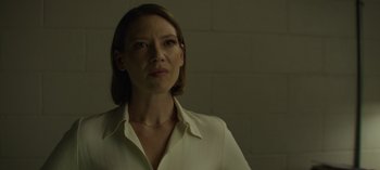 Movie still from “Mindhunter” (2017), directed by Tobias Lindholm – A woman in a white shirt is standing in a room; Close Up shot, Low angle
