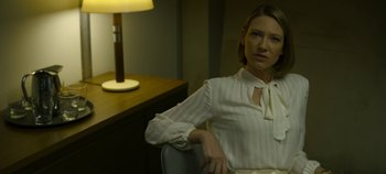 Movie still from “Mindhunter” (2017), directed by Tobias Lindholm – A woman sitting in front of a lamp in a room; Medium shot, Over the shoulder angle