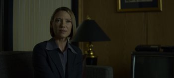 Movie still from “Mindhunter” (2017), directed by Tobias Lindholm – A woman sitting in a chair in front of a table lamp; Close Up shot, Over the shoulder angle