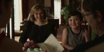 Movie still from “Love & Death” (2023), directed by Clark Johnson – A woman sitting next to a child in a room; Close Up shot, Over the shoulder angle