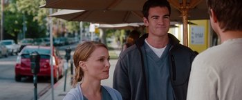 Movie still from “No Strings Attached” (2011), directed by Ivan Reitman – A man and a woman standing under an umbrella; Medium shot, Over the shoulder angle