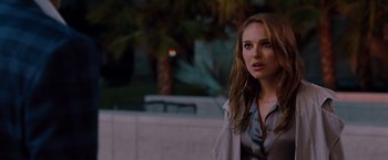 Movie still from “No Strings Attached” (2011), directed by Ivan Reitman – A beautiful woman standing in front of a palm tree; Close Up shot, Over the shoulder angle