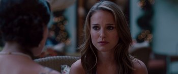 Movie still from “No Strings Attached” (2011), directed by Ivan Reitman – A person sitting in front of a christmas tree; Close Up shot, Over the shoulder angle