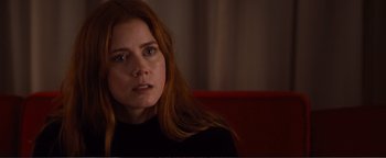 Movie still from “Nocturnal Animals” (2016), directed by Tom Ford – A person sitting on a couch; Close Up shot, Over the shoulder angle