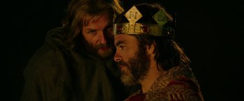 Movie still from “Outlaw King” (2018), directed by David Mackenzie – Two men in medieval garb looking at each other; Close Up shot, Over the shoulder angle