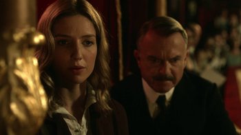 Movie still from “Peaky Blinders” (2013), created by Steven Knight – A man and a woman standing next to each other; Close Up shot, Over the shoulder angle