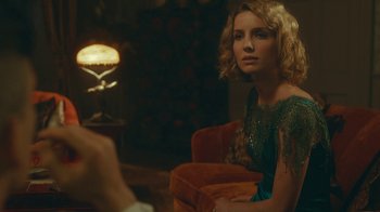 Movie still from “Peaky Blinders” (2013), created by Steven Knight – A woman sitting in a chair in front of a mirror; Close Up shot, Over the shoulder angle