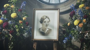 Movie still from “Peaky Blinders” (2013), created by Steven Knight – An old photo of a woman is displayed in front of a window; Extreme Close Up shot, Low angle