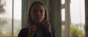 Movie still from “Penguin Bloom” (2020), directed by Glendyn Ivin – A young girl is holding her hands up to her face; Close Up shot, Low angle