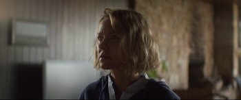 Movie still from “Penguin Bloom” (2020), directed by Glendyn Ivin – A woman with blonde curly hair is looking to her left; Close Up shot, Low angle