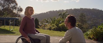 Movie still from “Penguin Bloom” (2020), directed by Glendyn Ivin – A man and a woman are sitting on a bench outside; Medium shot, Over the shoulder angle