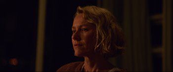 Movie still from “Penguin Bloom” (2020), directed by Glendyn Ivin – A person with blonde curly hair; Close Up shot, Low angle