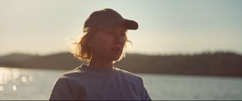 Movie still from “Penguin Bloom” (2020), directed by Glendyn Ivin – A woman wearing a hat standing next to a body of water; Close Up shot, Low angle