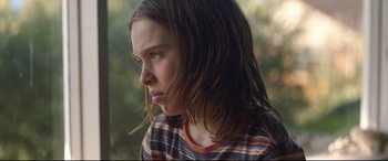 Movie still from “Penguin Bloom” (2020), directed by Glendyn Ivin – A young girl with long hair is looking off into the distance; Close Up shot, Over the shoulder angle